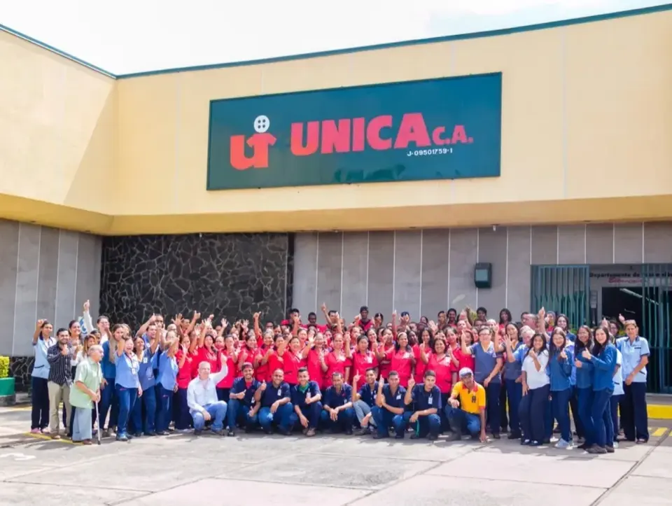 Equipo de Única frente a la sede