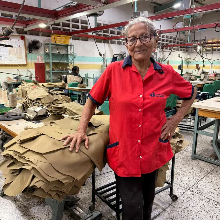 Integrante del equipo de Única en la planta