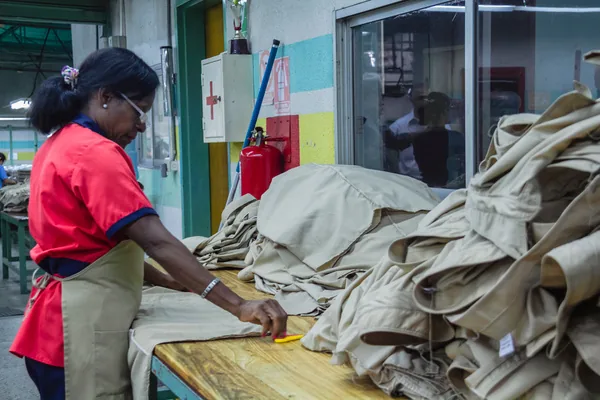 Equipo de Única revisando prendas en la fábrica
