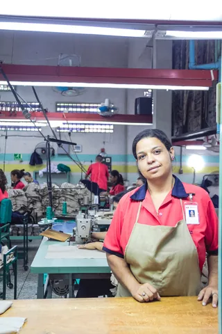 Trabajadora de Única en la fábrica